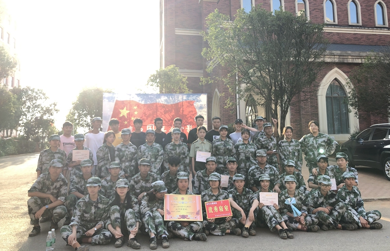 湖南電子科技職業學院:師生和國旗合影，喜迎祖國生日